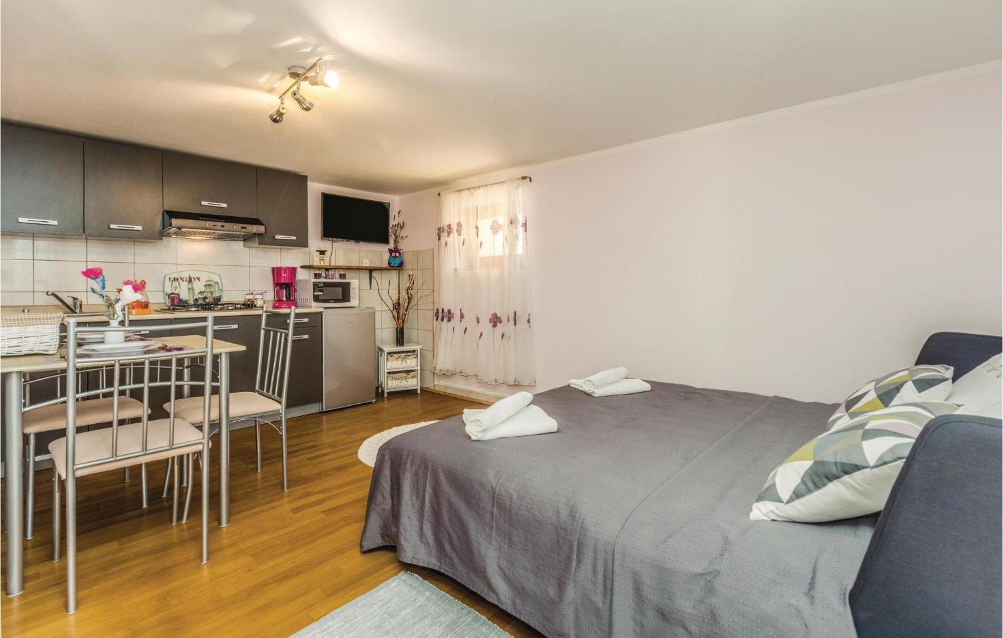 Stunning Apartment In Radmani With Wifi ภายนอก รูปภาพ